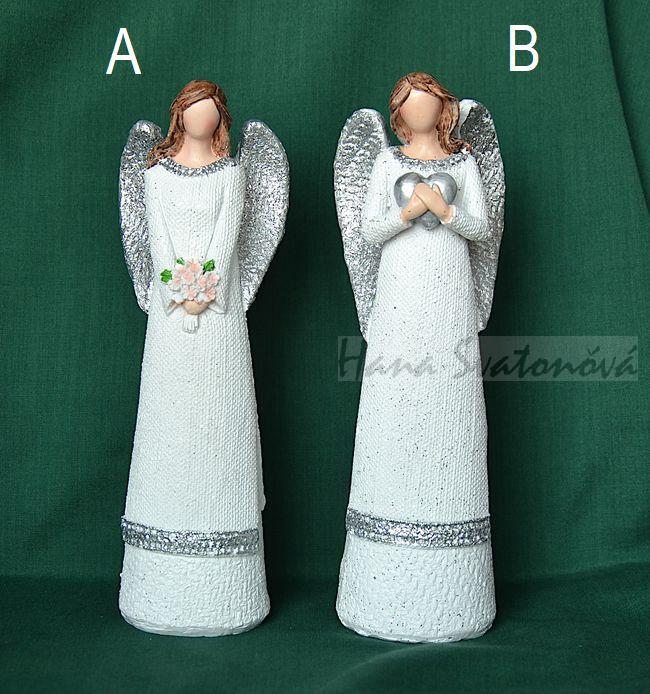 Anděl se stříbrným lemem s kyticí - výška 20cm