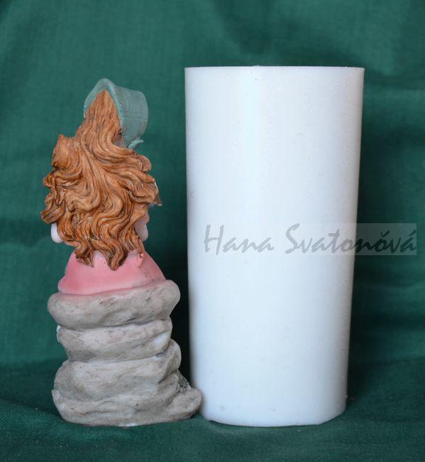 Dívka na kameni se džbánkem - výška 13cm
